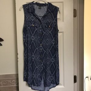 Sleeveless button down Tunis blouse.